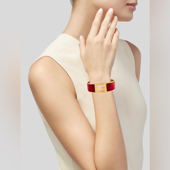 90’s VINTAGE GUCCI 🤩. Lizard Cuff Bracelet. Red Accessories continue to be 🔥! - Picture 2 of 3